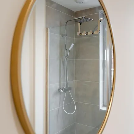 Leone - A 500m De La De Malo