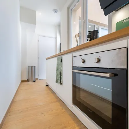 Leone - A 500m De La De Malo